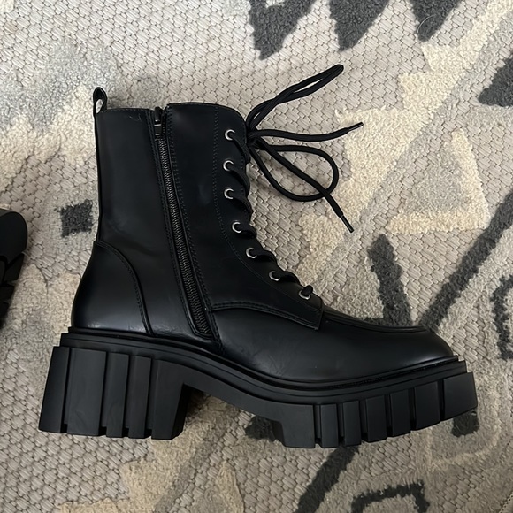 AE Lace Up Lug Boot - Picture 6 of 14